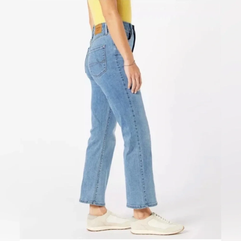 Denizen from Levi’s Ultra High-Rise Crop Flare Jeans - Picture 2 of 6